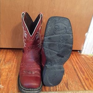 COPY - Size 6 Justin Girls square toe boots. Rustic Red